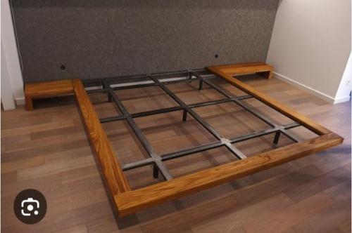 Кровати в стиле лофт обычно имеют простой и минималистичный дизайн, отражающий характеристики промышленной архитектуры. 02