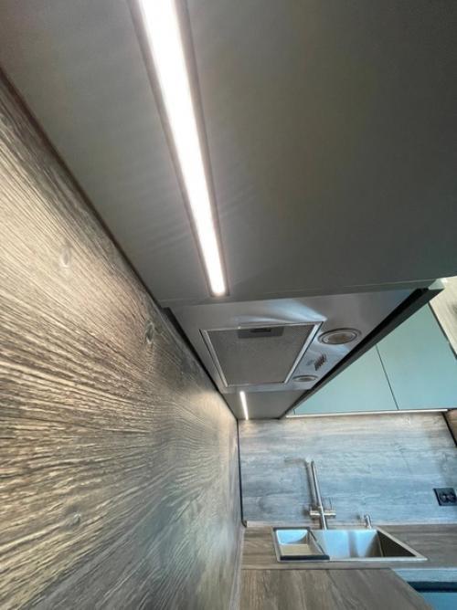 Кухонный гарнитур темно-зеленого цвета отлично впишется в интерьер любой кухни. 05