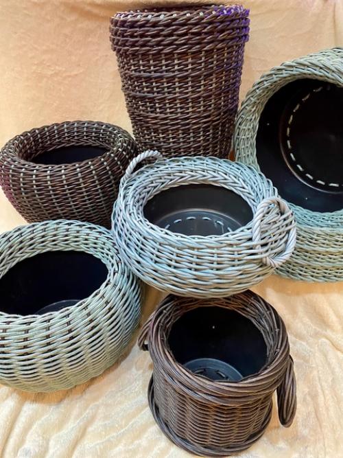 Кашпо из искусственного ротанга, ручной работы - это идеальное сочетание экологичности, прочности и стиля. 01