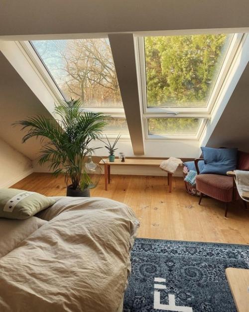 Войдите в эту уютную квартиру, где винтажная мебель и стены теплого белого оттенка создают теплую и уютную атмосферу. 07