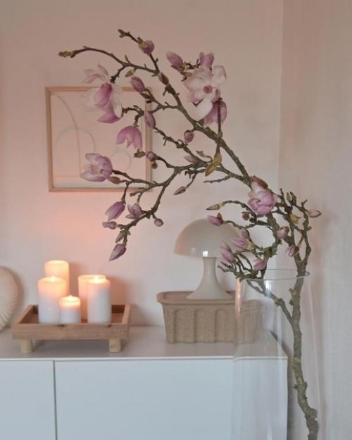 Уютные бежевые тона в дизайне светлого дома с белой мебелью. 05