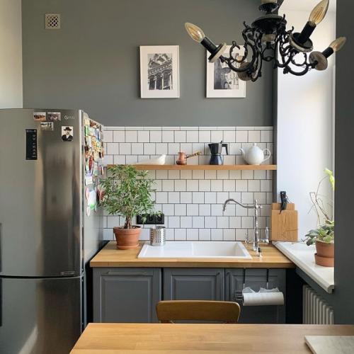 Кухня без верхних шкафов для многих выглядит необычно и непрактично. 01