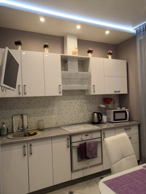 В такой крохотной однушке удалось даже спальное место выделить. 07