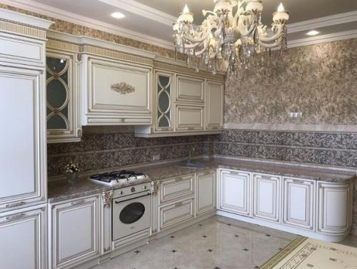 Цвет, дизайн, фартук, пол и даже штора всё гармонирует друг с другом, всё подобрано грамотно, со вкусом, смотрится стильно, уютно и очень красиво! 01