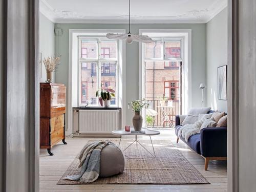 Старинная мебель украшением этого городского интерьера квартиры в Гётеборге стала. 04