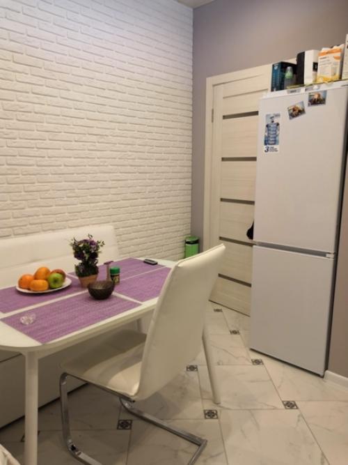 В такой крохотной однушке удалось даже спальное место выделить. 06