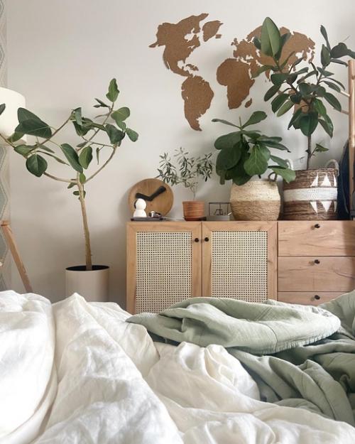 Маленькая, но уютная однокомнатная квартира в Москве стала настоящим убежищем для молодой семьи и трех милых Йорков. 01