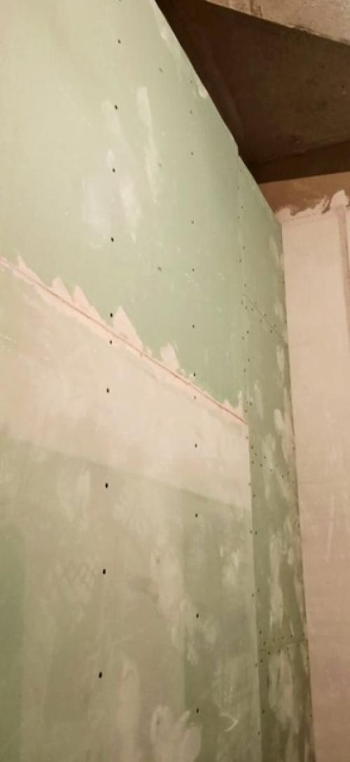 На одном из объектов занимались монтажом фальшстен из гипсокартона. 06