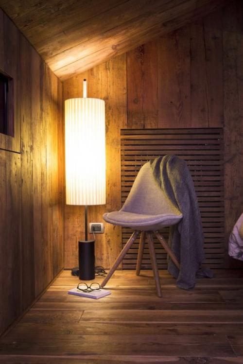 Реконструкцию мансарды типичного горного дома, расположенного у подножия Монблана, Италия, выполнила архитектурная студия Fabio Fantolino. 07