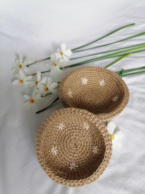 Вязаная корзинка из джута - это не только стильный, но и функциональный аксессуар для дома. 06