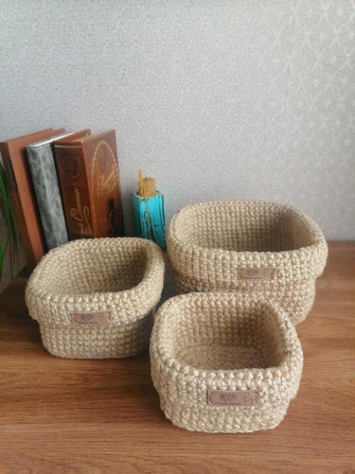 Вязаная корзинка из джута - это не только стильный, но и функциональный аксессуар для дома. 02
