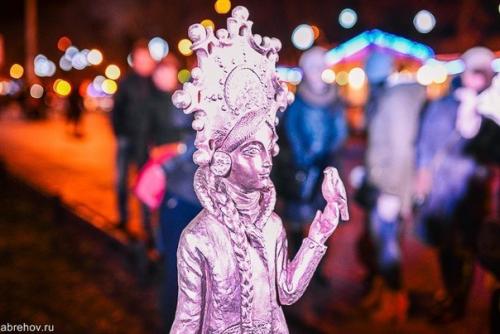 Кострома - древний русский город, расположенный на берегах реки волги, в трехстах километрах от Москвы. 04