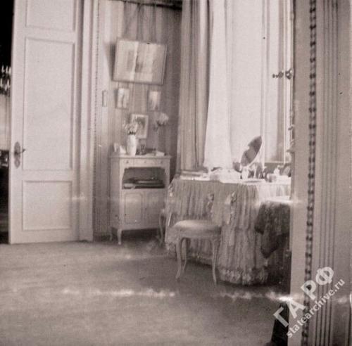 Вернемся ненадолго в лиловый будуар Александры Федоровны в зимнем дворце. 05