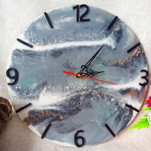 В маленьком уютном доме жил - был человек, который всегда искал идеальное время. 01