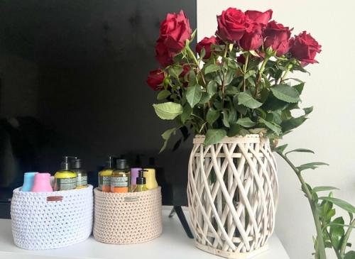 Корзинки из трикотажной пряжи впишутся в любой интерьер спальни, детской, прихожей, ванной комнаты, подойдут для хранения мелочей, косметики. 05