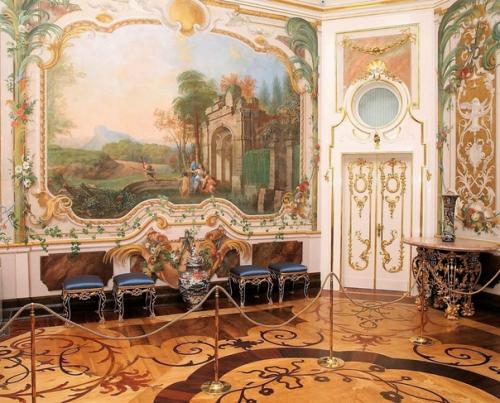 К 250-летию китайского дворца после реставрации открыты для публики залы половины Павла Петровича: штофная опочивальня, будуар и кабинет. 03