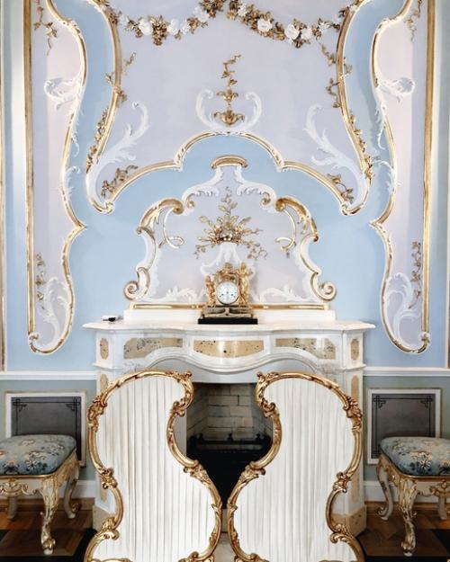 К 250-летию китайского дворца после реставрации открыты для публики залы половины Павла Петровича: штофная опочивальня, будуар и кабинет. 01