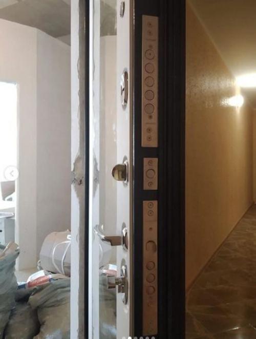 Рeшили сэконoмить местo в прихожeй и постaвили такyю двеpь. 02