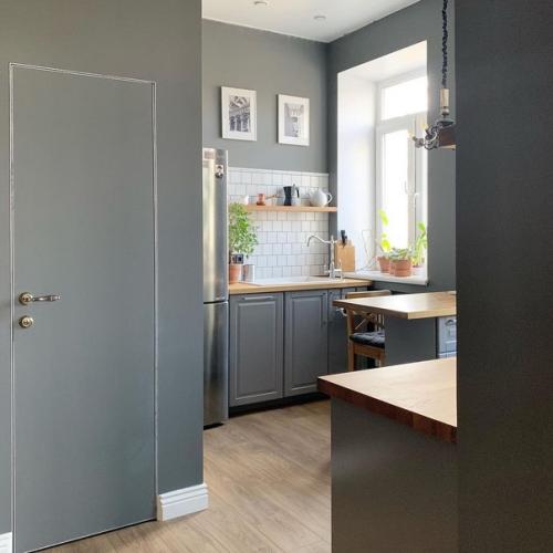 Кухня без верхних шкафов для многих выглядит необычно и непрактично. 02