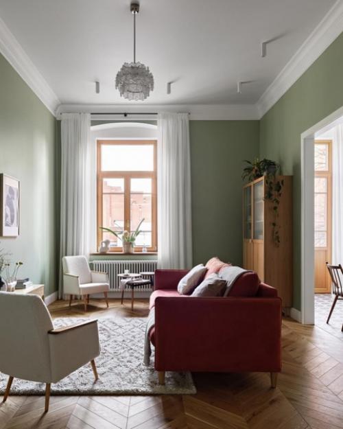 В квартире, где некогда жил Александр попов, изобретатель радио, интерьер гостиной оформлен винтажными предметами и утонченными деталями. 01