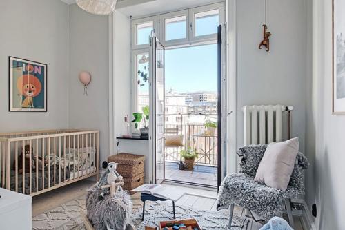 Старинная мебель украшением этого городского интерьера квартиры в Гётеборге стала. 06