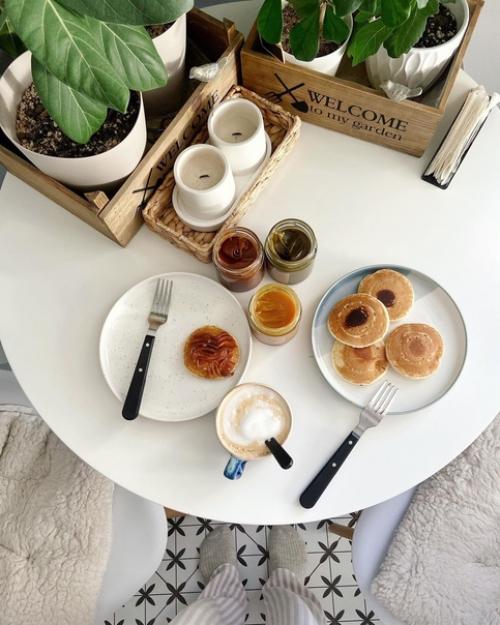 Маленькая, но уютная однокомнатная квартира в Москве стала настоящим убежищем для молодой семьи и трех милых Йорков. 03