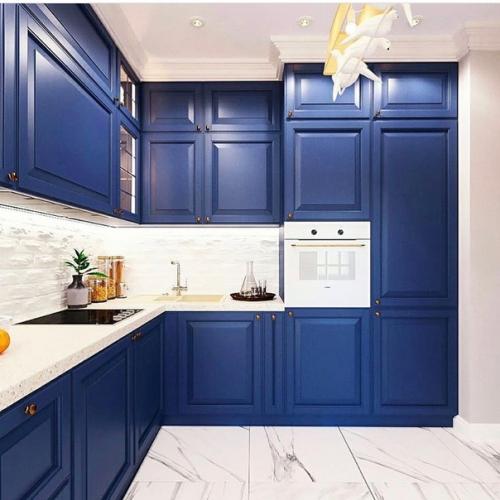 Светлая кухня и гостиная с синими акцентами. 01