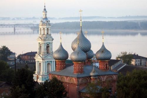 Кострома - древний русский город, расположенный на берегах реки волги, в трехстах километрах от Москвы. 01