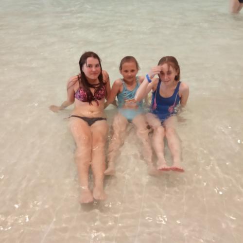 В воскресенье ребята нашей школы, вместе с половинскими школьниками посетили в Тюмени аквапарк Лето - Лето. 04