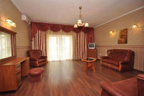 Отель дня: коттедж номер 37 (Крым, Симферополь, Николаевка). 03