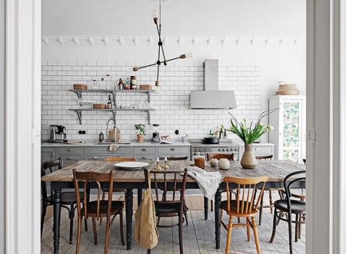 Старинная мебель украшением этого городского интерьера квартиры в Гётеборге стала. 03