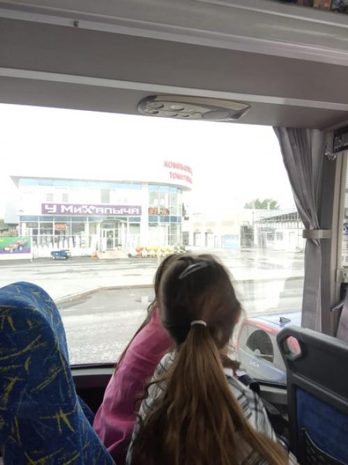 В воскресенье ребята нашей школы, вместе с половинскими школьниками посетили в Тюмени аквапарк Лето - Лето. 01