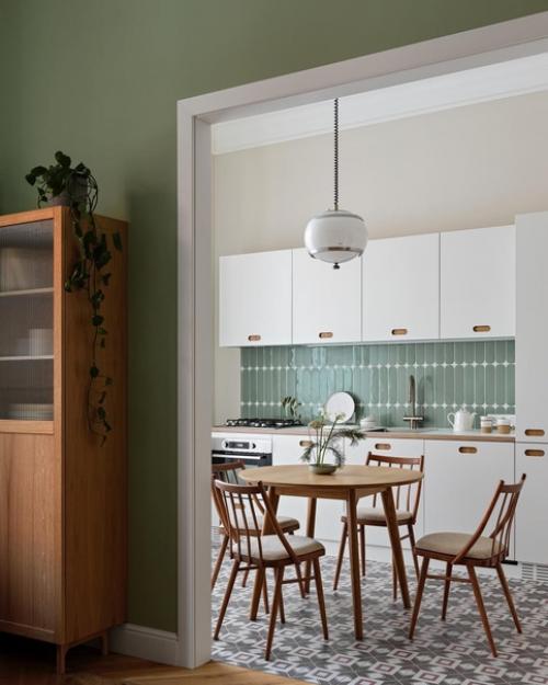 В квартире, где некогда жил Александр попов, изобретатель радио, интерьер гостиной оформлен винтажными предметами и утонченными деталями. 03