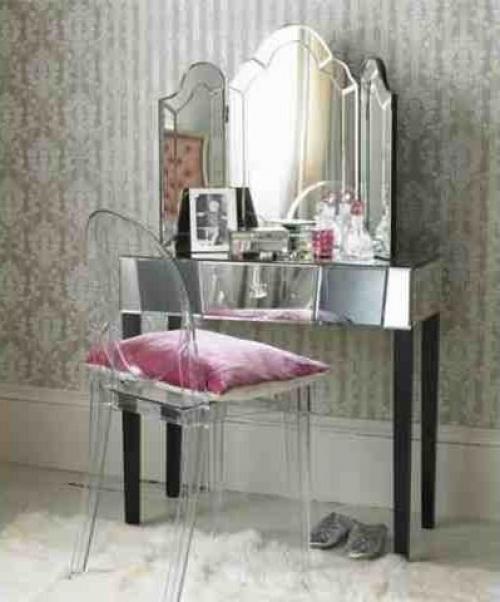 Где и как обустроить туалетный столик в маленькой спальне. 08