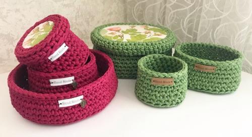 Корзинки из трикотажной пряжи впишутся в любой интерьер спальни, детской, прихожей, ванной комнаты, подойдут для хранения мелочей, косметики. 06