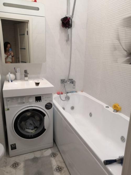 В такой крохотной однушке удалось даже спальное место выделить. 02