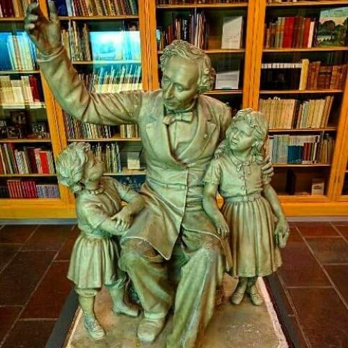 Дом - музей Х. к. Андерсена, открытый в 1908 году, стал одним из первых в мире, посвящённых великому сказочнику. 01