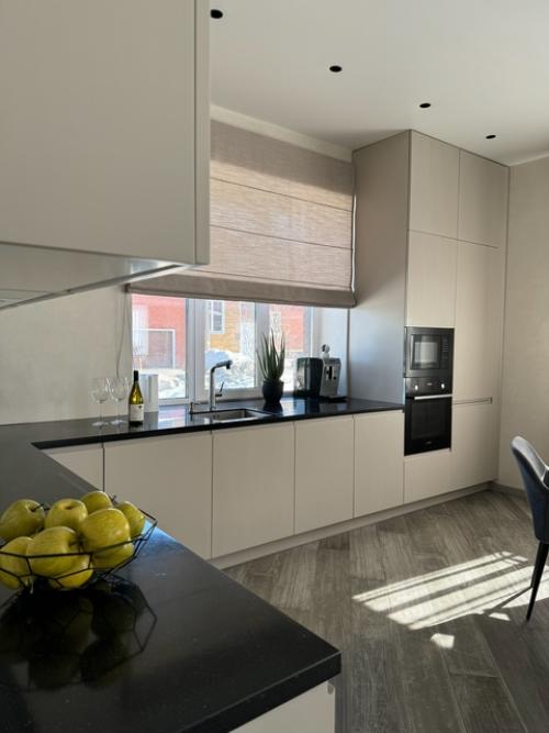 Монохромная кухня в загородном доме максимально. 06