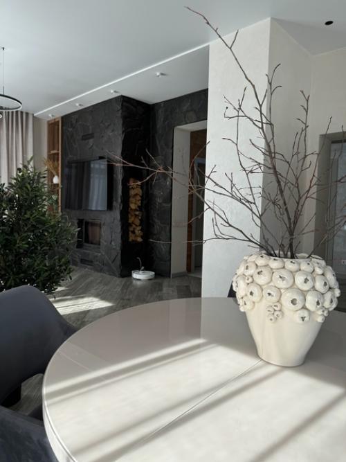 Монохромная кухня в загородном доме максимально. 05