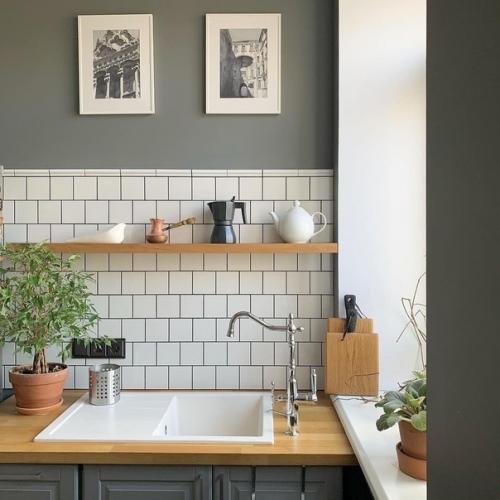 Кухня без верхних шкафов для многих выглядит необычно и непрактично. 06