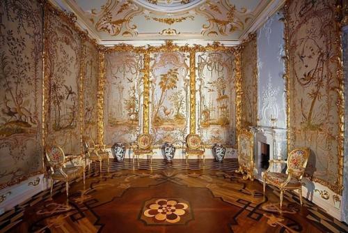 К 250-летию китайского дворца после реставрации открыты для публики залы половины Павла Петровича: штофная опочивальня, будуар и кабинет. 04