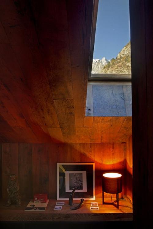 Реконструкцию мансарды типичного горного дома, расположенного у подножия Монблана, Италия, выполнила архитектурная студия Fabio Fantolino. 02