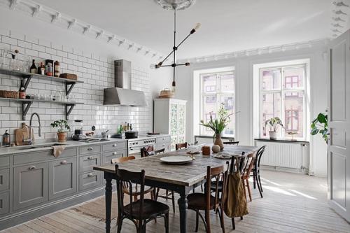 Старинная мебель украшением этого городского интерьера квартиры в Гётеборге стала. 02