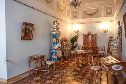 Вернемся ненадолго в лиловый будуар Александры Федоровны в зимнем дворце. 01