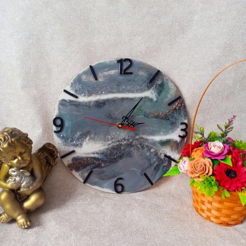 В маленьком уютном доме жил - был человек, который всегда искал идеальное время. 02