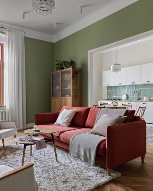 В квартире, где некогда жил Александр попов, изобретатель радио, интерьер гостиной оформлен винтажными предметами и утонченными деталями. 02