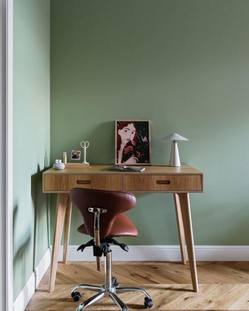 В квартире, где некогда жил Александр попов, изобретатель радио, интерьер гостиной оформлен винтажными предметами и утонченными деталями. 04