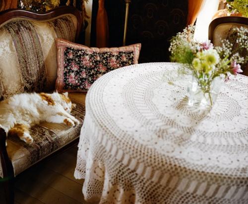 У вязаного крючком текстиля какое-то магическое свойство есть. 06