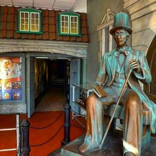 Дом - музей Х. к. Андерсена, открытый в 1908 году, стал одним из первых в мире, посвящённых великому сказочнику. 04