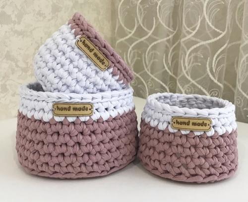 Корзинки из трикотажной пряжи впишутся в любой интерьер спальни, детской, прихожей, ванной комнаты, подойдут для хранения мелочей, косметики. 07